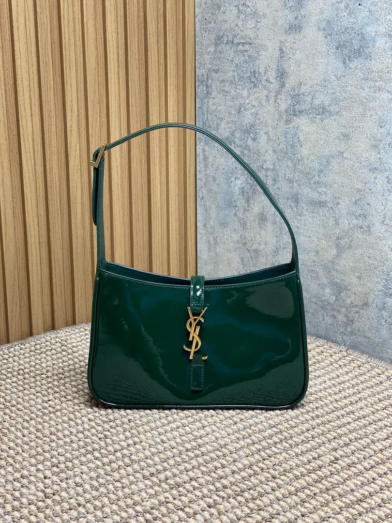 Spring and summer show. YSLThe new coat of paint under the armpit is wrapped in a very simple shape pluslogo Simple U.S.A. High-level opening is a way to set the buttons half open. Encoding657228 Dimensions23x16x6.5cm