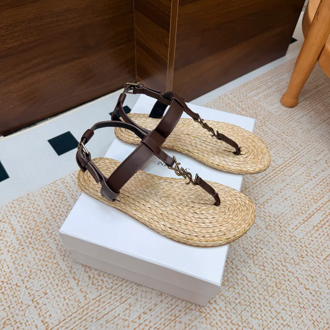2026Spring and summer. Couple money. YSL 🖤 Saint Laurent / Saint Roland.yslShoes. A super-super-fire sandal. This is a hardware button that we need to model every page of our family.1:1Custom！It's very good., Nice feet., And whether you're wearing jeans or not,, Little suit., The dress., It's a natural match. Shoe.: Bullskins./Painted skin. Uchi.: The bottom of the straw. Shoes under the sole.: That's a big one. He's tall.: Floor Size: 35—44（41-44Custom without re-offer）