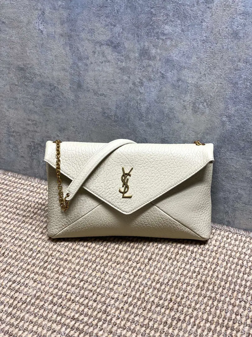YSL CalypsoEnvelope, Pumpy parchment.+GoldLogo, Jane and high-end.✨. Envelope Design, Line flow, HandheldorSlash all over.OK, Shoulder belts can be removed., Telecommuting, Date, It's easy to ride in a formal setting., Medium Capacity, The daily stuff is lightly packed.. The skin is soft, but it's not too much to maintain., You're not gonna scratch and squirt.～This bag is practical and fashionable., It's a gifted instrument for a girl with a temperamental temperament.！ Dimensions: 29.5 X 18 X 5cm Model: 853610F68