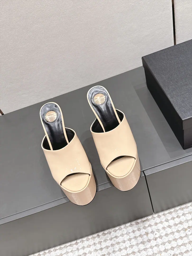 Requisition level Ysl 26/Summer New Money Fishpits. Water table high with sandals. This is... ​​YSL（Saint Laurent）2026 Summer waterproofer super high heels.​​, Ice-blue-painted fish mouth design, Water-proof station. + Siu Gao-sung, Transparency PVC The strapped to the ankles., The shoes are gold. YSL Hot.. These are a lot of brushes in the station., Jo Ruth Milan's got the same dress on.. A few key points. ​​Colour Out​​: This ice blue is a very good eye-cracker., The photo shoots were blown., Summer is a bright one.. ​​Waterproofing towers up.​​: Thick + Super high., The visual stretching of legs is obviously working.. ​​PVC Transparency tape​​: It's better than a full belt., It's a little bit of a care-taking thing to do.. He's tall.: 15.5cm Water table: 6.5cm Size: 35-42（40.41.42Do it.）