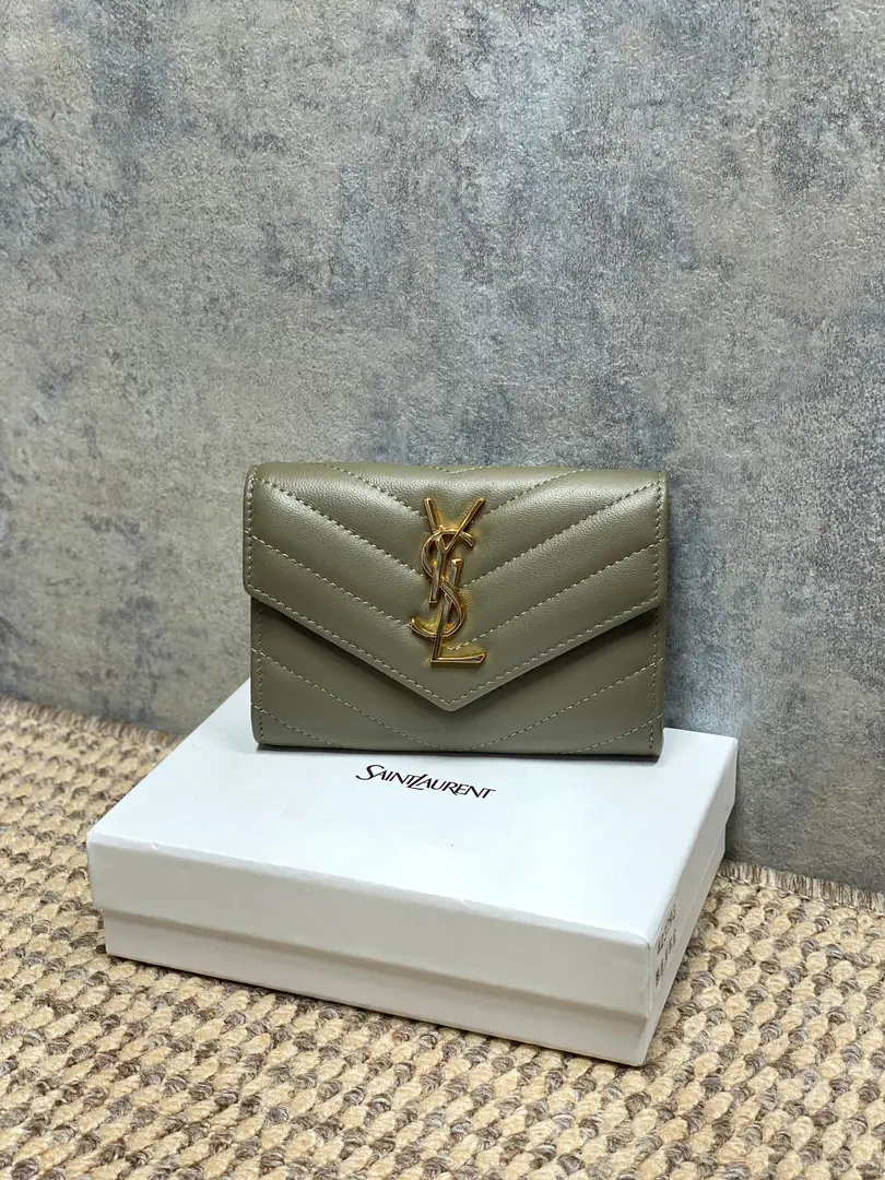 P The moss green. YSLA sheep's skin envelope., Cow leather., It's delicate and durable., The match is gold.Logo,Jane is so smart.. Envelope Design, Cards can be filled with coins., It's easy to travel or to travel.！It's a small size., No pressure on your body., It's practical and fashionable., Yes.YSLOne of the classic hot ones.！ Dimensions: 13.5x9.5x3cm Model: 423293
