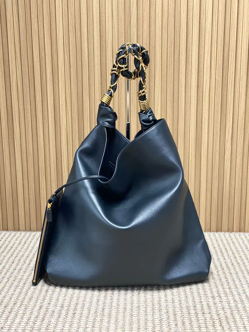 YslThis, the velvet tort bag., Caramel brown-fluffed material., It's soft and it's qualitative., Metal chains have a great regenerative feeling.！Large-capacity design, 14Inches of notebooks, You can put books in., - I'm in class.OK👜. The furs carry warm filters., The autumn and winter match dark color is a superb dress., The chain shoulder is functional and fashionable., Single shoulder.orAll the suitcases are full of them., It's a loose sensor in the fall and winter.🍂. Dimensions: 42 X 50 X 1cm Model: 834750 F98