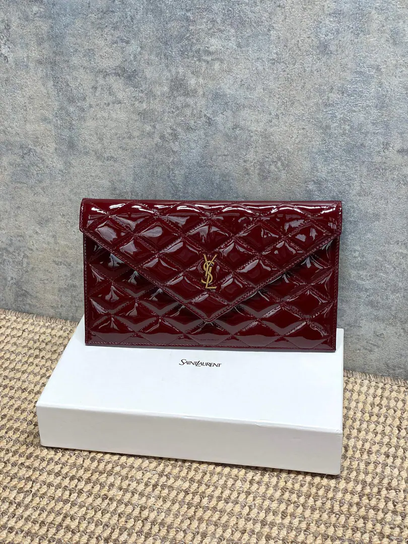 YSLThe diamond handler has the envelope., Use mirror skin, It's delicate and sophisticated.✨. Colour+MetalLogo, It's a very good recognition., Envelope Designs Simple Atmosphere, Daily commute, You can easily ride on a date.. It's practical and fashionable., Yes.YSLClassic series, It's a big deal., It's easy to get a better sense of compatibility.💼. Dimensions: 27x16x2cm Encoding: 869533