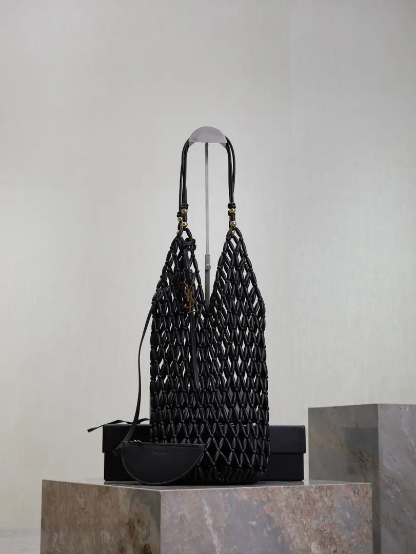 Bucket Supple bagHand-woven bags This little, unique bag., I'm gonna make a bag of wood., With the most sophisticated process,, Classic Metallogo, ♪ Shine on it ♪, Retro and luxury are intertwined.！It's all a unique style for you., The unmatched fashion.！ Model: 821911 Dimensions: 14×43×14cm
