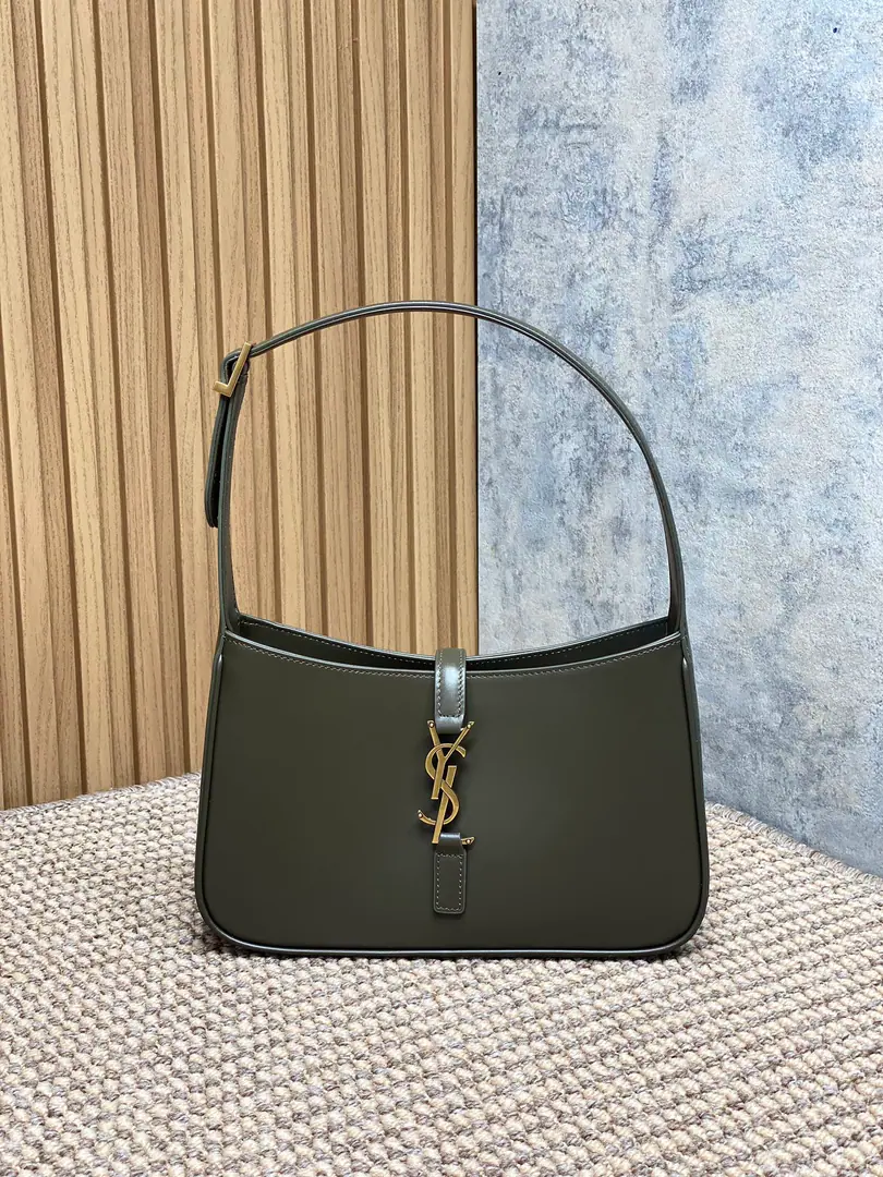 P Musk green. Spring and summer show. YSLThe new armpit is wrapped in a very simple shape pluslogo Simple U.S.A. High-level opening is a way to set the buttons half open. Encoding: 657228 Dimensions: 23x16x6.5cm
