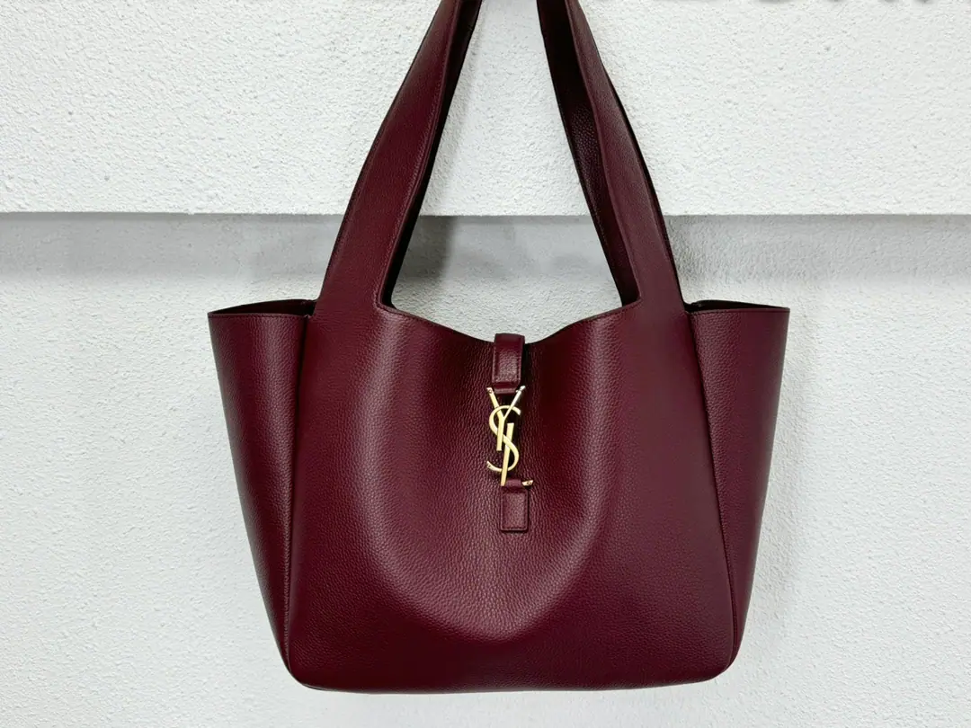 🆕New paragraphBEAThe tort bag., Condensed design Space is so much more than practical., The same color as the velvet liner., There's a main partition and an internal zipper pocket.. Internal tie design, Both sides can fold or expand. Using the imported factory soft-stuffed calf skin In the furded liner. LE CASSANDRE- Clips. Dimensions: 50 X 28 X 18centimetrescmRib height: 28centimetres Paragraph: 763435Date red