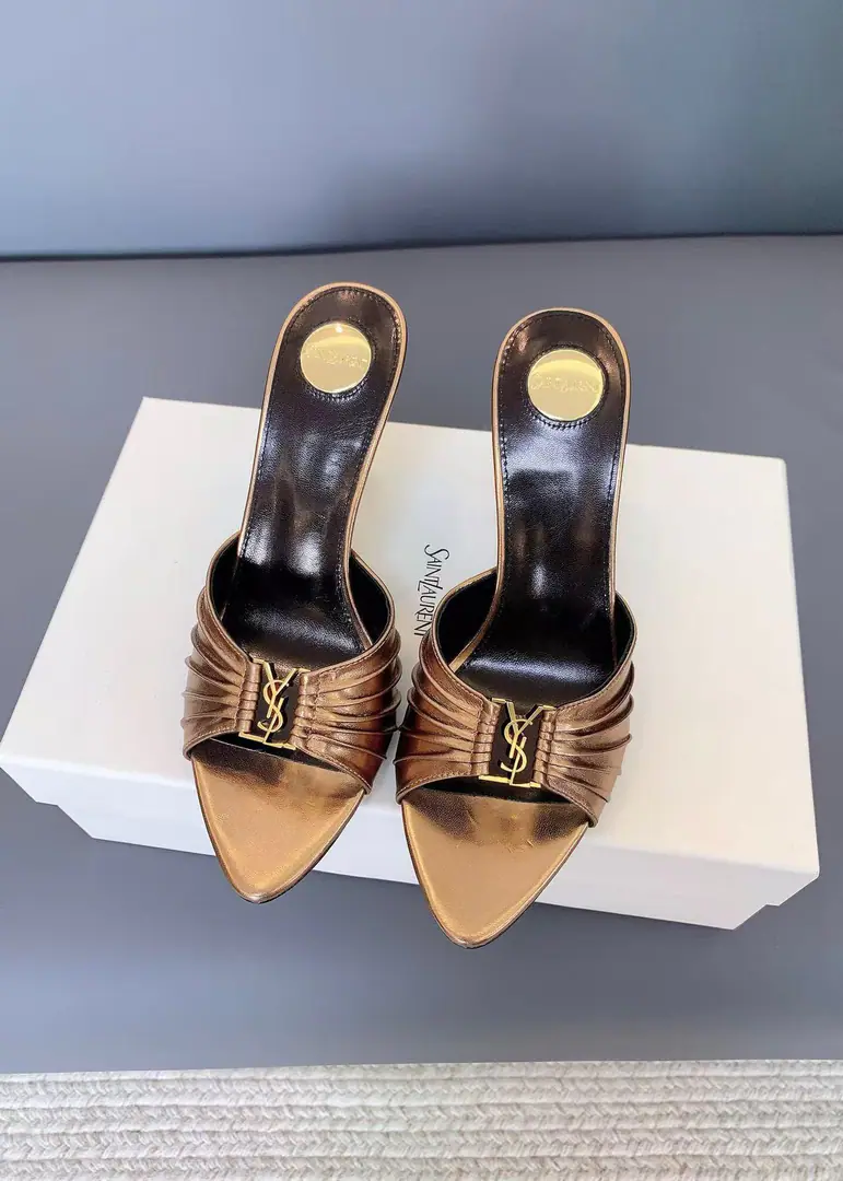 Saint LaurentSt. Roland's.YSLThe classic high-end heel sandals. A super-super-fired piece of hardware buttons for every page of our family is to be modeled.1:1Custom！The size and quality are exactly the same as the original.✔️ Shoe-faced material: Use cow skin./Painted skin. Real sheep in there., ♪ To scurry for soft, soft sheep, Shoes' soles are original.1:1Customizes the skin., It's perfect., And the upper foot is very good., Nice feet., And whether you're wearing jeans or not,, Little suit., The dress., It's a natural match., Full package for the originals He's tall.: It's flat./Floor1cmFlat/6cm/9cm Italy is a big-ass country. Size: 35-41（40, 41, 42Custom）