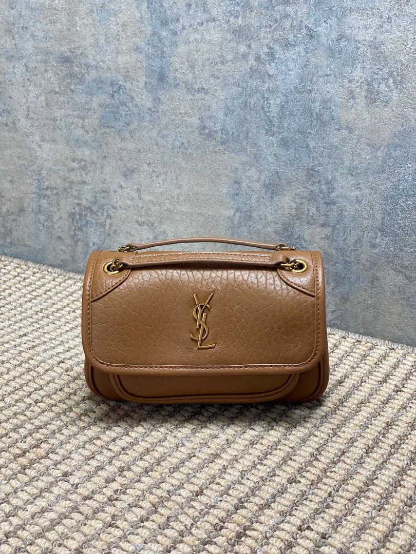 Caramel. YSL New paragraph Mini Elephant tattoos.niki, It's a little nice. It's a classic.！A brand-new silver chain. Skin hands are soft., A main internal partition., A flat bag., A zipper bag guy carries it pretty good too.. Dimensions: 18x12.5x5cm Encoding: 828736