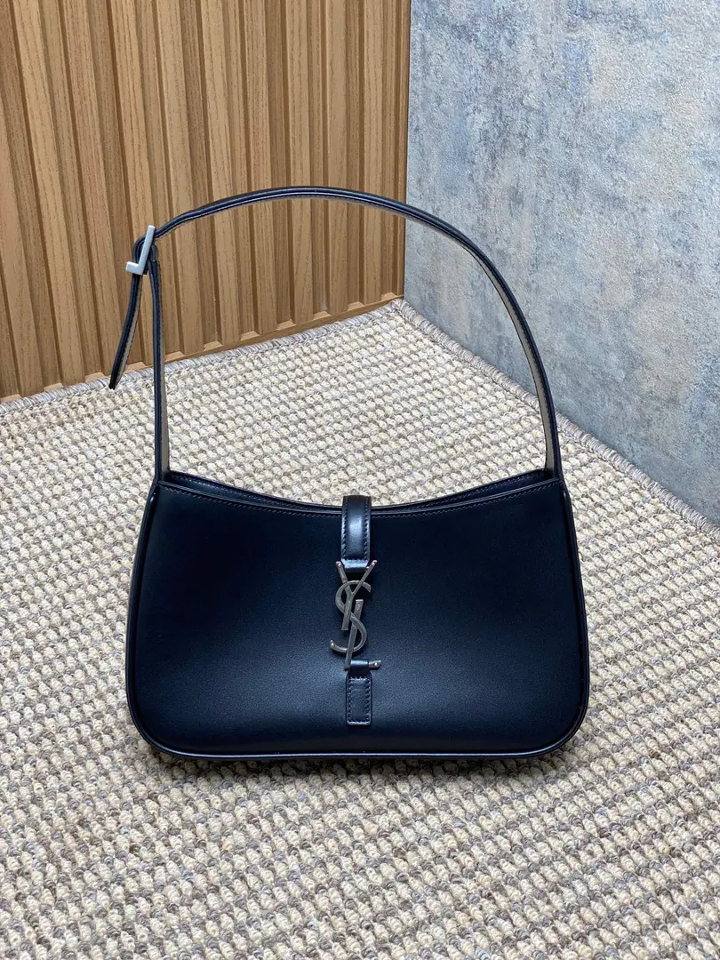 P Spring and summer show. YSLThe new armpit is wrapped in a very simple shape pluslogo Simple U.S.A. High-level opening is a way to set the buttons half open. Encoding657228 Dimensions23x16x6.5cm