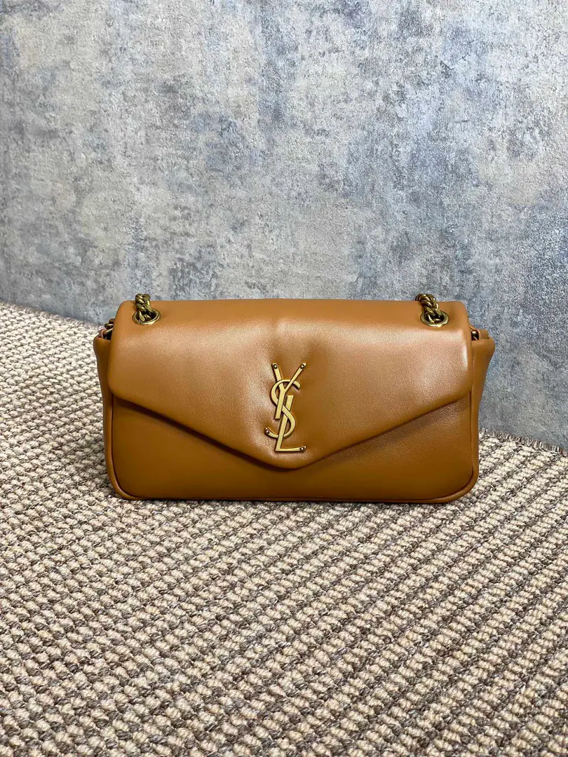 YSL CalypsoChain bag., Little sheep's skin.+Gold chains., Jane is so smart.✨. ♪ Soft and wrapped ♪, The tops are designed to facilitate daily commute.orOut of the street., The capacity is perfect., You can have your wallet on your phone.. The chains can be single./Slash, You're a big fan of the game., Keep your head down and hold it down.！2023New paragraph, It's practical and fashionable., I really recommend it.～ Model: 734153 Dimensions: 17.5x21x8cm