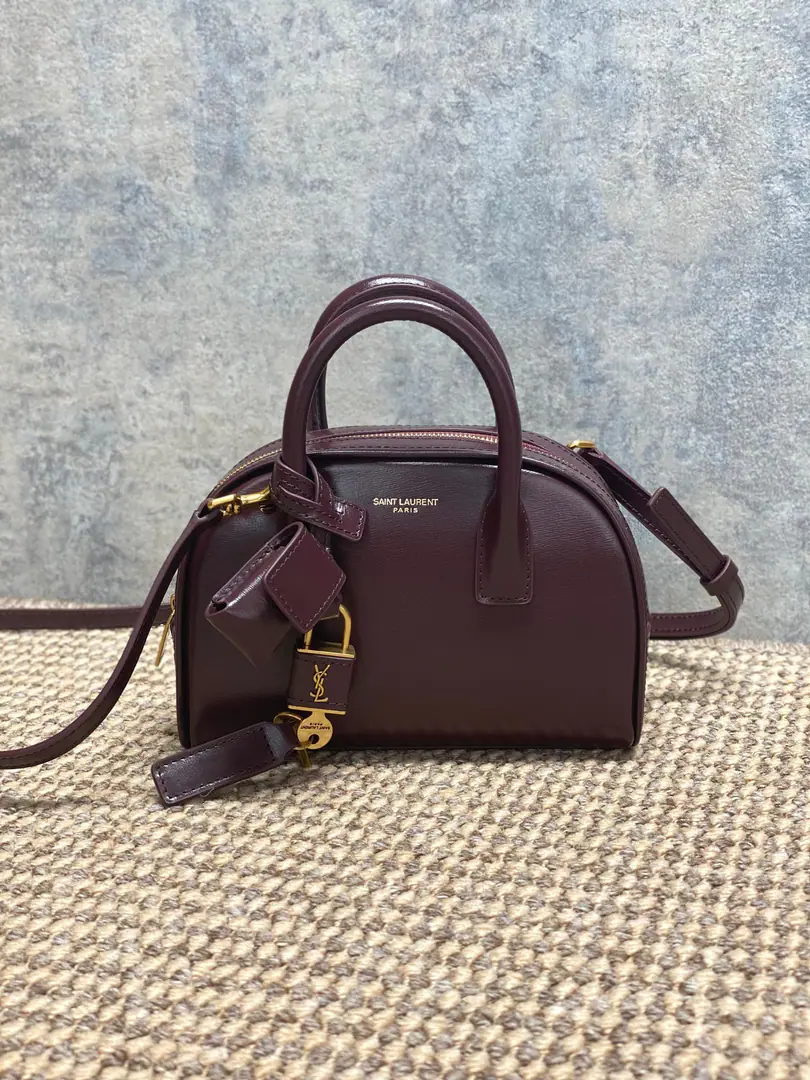 🍷YSLA wine bowling bag., The wine is red and the leather is bright., ♪ The touch of the light is full of ♪✨. Mini bowling., ♪ Little twilight ♪, Hands., Single shoulder., Slash all over.OK, I've been on a lot of trips.！Gold locks.+YSLMark, Low profile and luxury., The internal space is small but can fit in everyday things., It's practical and fashionable.. The wine is white and white and high., A dress or jeans can make it feel better., It's a light fashion. It's a single thing.！ Model: 866781F68 Dimensions: 19x7x13cm