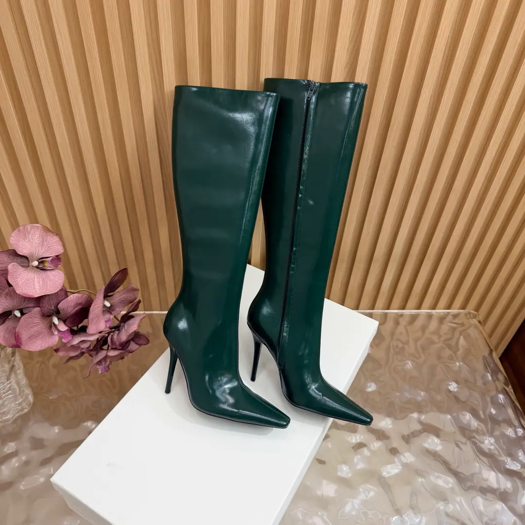 Top Version🖤Saint Laurent fw26 new arrival～ YSLSaint Roland.2026 The new spring and winter zippers are high and the ankle boots are sharp and short And ankle boots., A pair of square-shoes and a little high heels., %1 is internalLE CASSANDRE, Side zipper design. The whole shoe is very simple.～The little one is more sophisticated and fashionable and can see that the side of our boots is radians designed to be human legs.～The upper foot is so beautiful and so unchallenged.～Long legs.～It's a match for every occasion.～Autumn and winter wear the necessary supplies.！ Shoe.: Cow skin./Bullskins. Inside, put your feet on the inside.: Lamb skin. Shoes under the sole.: Italy is a big-ass country. He's tall.: 10.5cm Codes: 35-39（40.41.42I'll make sure I don't change it.