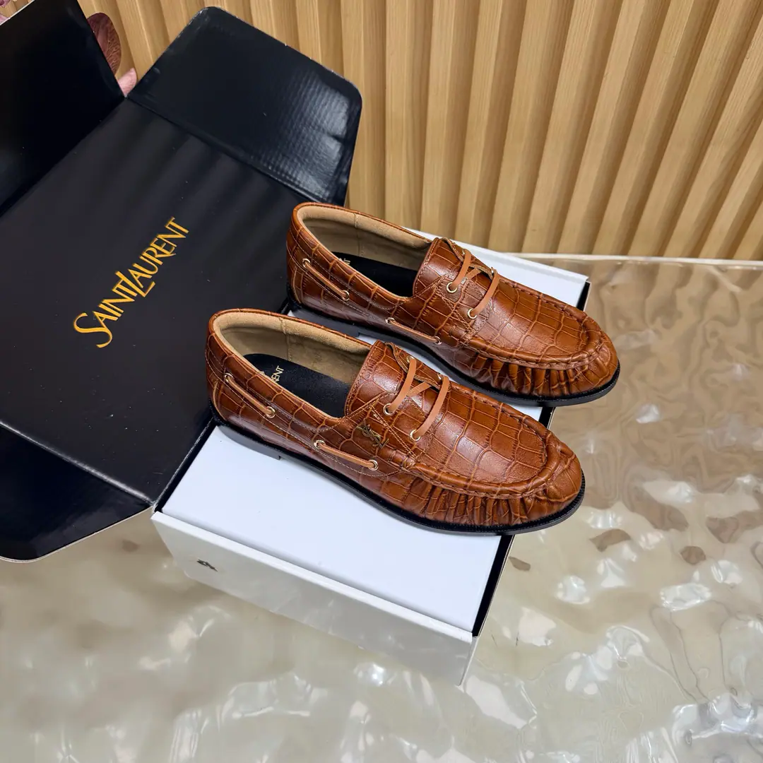 Couples' slippers.📍 Top Version🖤Saint Lauren*Saint Roland.2026 YSLSmalllogo A couple of wrinkled LeFoo shoes. Women Men It's a little symbolic.logoIt's the soul of these shoes. And he's got a low profile and a fine attitude on his shoe.. It's different from the big sign. It's quiet and it's sharp. Snuff it out with a simple line.YSLA unique fashion.DNA Unwittingly revealing the deep inside of the brand. The classic almond-shaped design of the shoehead. Smart-mixed feet. Pull the foot line up visually. ♪ And show grace and grace ♪. Every date a couple went to. Every trip. It's all because of the saloons. To be a low profile, deep-minded tribute.. The fabric is made of stone-stressed cow skin. The insides are all sheep's skin. Italian imports are so thick. size: 35–42（34, 41, 42, 43Custom） Men: 38–47（38, 46, 47Custom without re-offer）