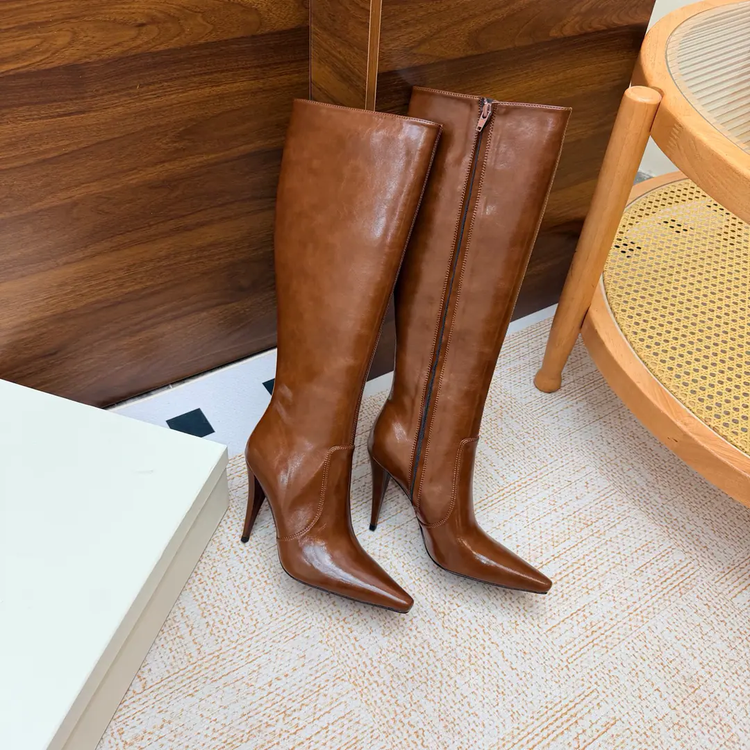 Top Version🖤Saint Laurent fw26 new arrival～ YSLSaint Roland.2026 The new spring and winter zippers are high and the ankle boots are sharp and short And ankle boots., A pair of square-shoes and a little high heels., %1 is internalLE CASSANDRE, Side zipper design. The whole shoe is very simple.～The little one is more sophisticated and fashionable and can see that the side of our boots is radians designed to be human legs.～The upper foot is so beautiful and so unchallenged.～Long legs.～It's a match for every occasion.～Autumn and winter wear the necessary supplies.！ Shoe.: Cow skin./Bullskins. Inside, put your feet on the inside.: Lamb skin. Shoes under the sole.: Italy is a big-ass country. He's tall.: 10.5cm Codes: 35-39（40.41.42I'll make sure I don't change it.）
