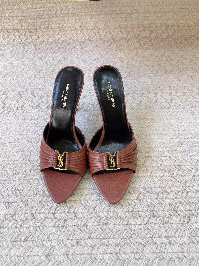 Saint LaurentSt. Roland's.YSLThe classic high-end heel sandals. A super-super-fired piece of hardware buttons for every page of our family is to be modeled.1:1Custom！The size and quality are exactly the same as the original.✔️ Shoe-faced material: Use cow skin./Painted skin. Real sheep in there., ♪ To scurry for soft, soft sheep, Shoes' soles are original.1:1Customizes the skin., It's perfect., And the upper foot is very good., Nice feet., And whether you're wearing jeans or not,, Little suit., The dress., It's a natural match., Full package for the originals He's tall.: It's flat./Floor1cmFlat/6cm/9cm Italy is a big-ass country. Size: 35-41（40, 41, 42Custom）