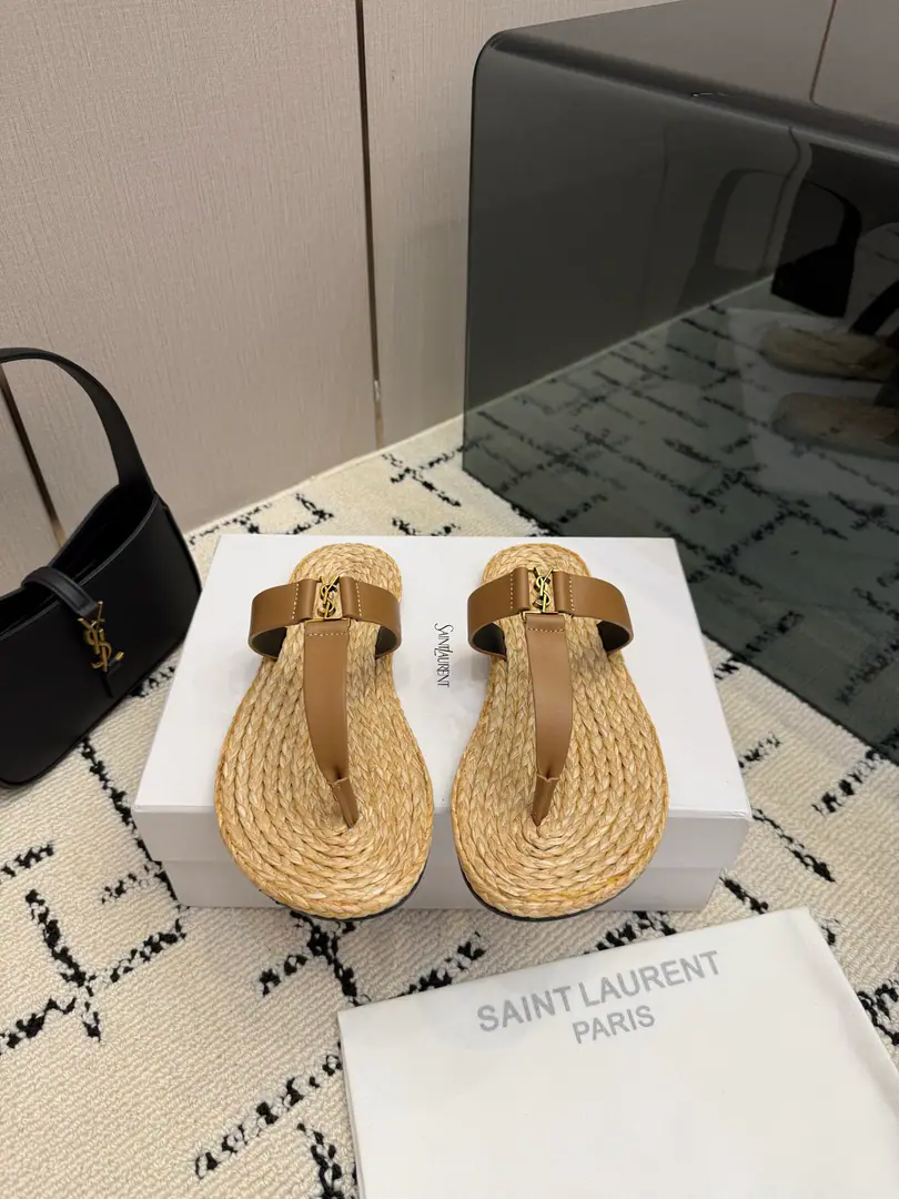 【Saint Laurent Saint Roland.】YSLThe vacation grass made the soles.. Shoe.: Bullskins. Uchi.: The bottom of the straw. Shoes under the sole.: That's a big one. Size: 35-39