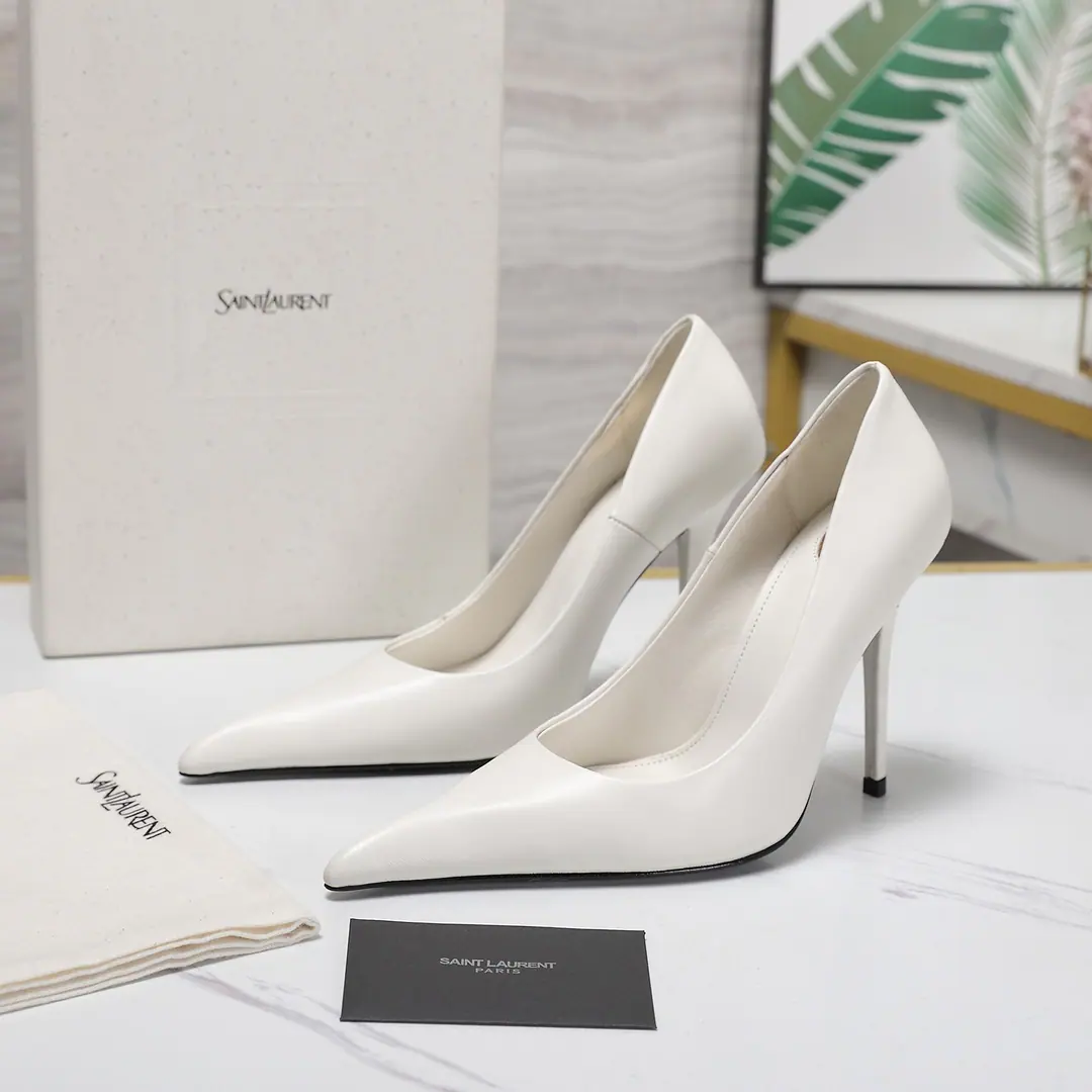 Top Quality Saint Laurent Saint Roland.fw26 new arrival～ YSL 26s Spring and summer, the hottest, short-haired sandals. YslSelect delicate leather., Through multiple processes, It's a silky touch.. The back and back are wrinkled manually., Every texture is full of craftsmen., It's a good match., And a little sway for a sharp head.. Golden dotted shoe bed, It's all very delicate in the low profile., Every detail is talking about the sense of excellence.. The back and back are the most modern ideas., Breaking the stereotypes of the old and empty shoes., It's a perfect balance between comfort and fashion.. These shoes., It's not just a single thing., It's more of a life attitude.. Shoe.: Bullskins. Inside, put your feet on the inside.: Lamb skin. Shoes under the sole.: Italy is a big-ass country. He's tall.: 10cm Codes: 35-39（40.41I'll make sure I don't change it.）
