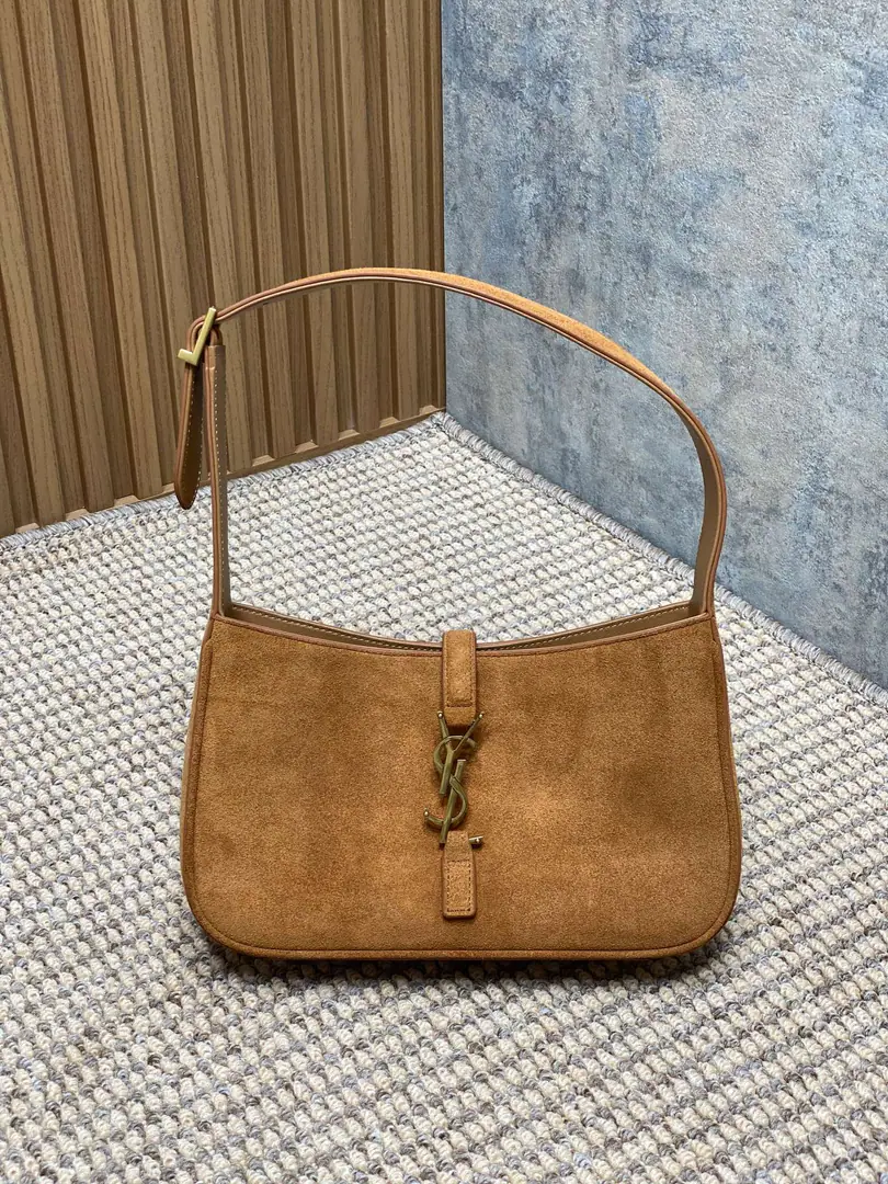 P Spring and summer show. YSLThe new armpit is wrapped in a very simple shape pluslogo Simple U.S.A. High-level opening is a way to set the buttons half open. Encoding657228 Dimensions23x16x6.5cm