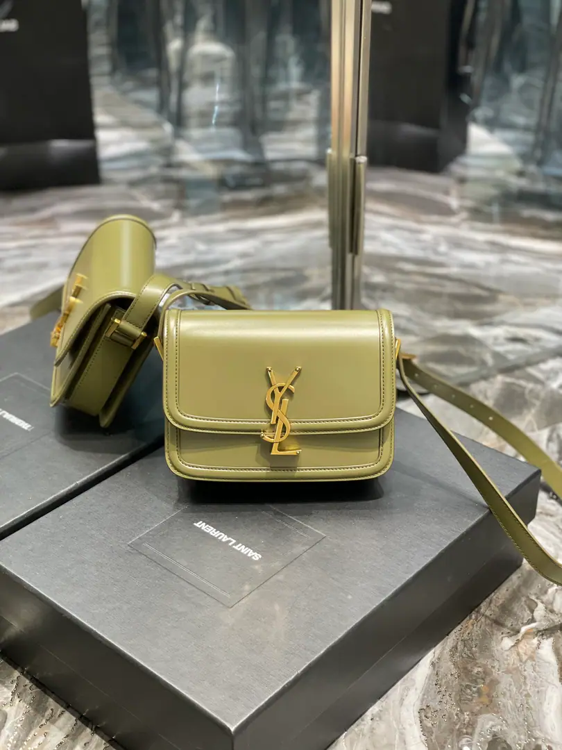 【𝑺𝑶𝑳𝑭𝑬𝑹𝑰𝑵𝑶 𝑩𝑶𝑿 】 New Colour_Olive green. 2020 IT BAG_It's gonna be a big deal., The whole fashion circle was taken before the market., Nostalgia left bank., Inspired by the name of the left bank of Paris.Rue De SolferinoAs a name！The package is with the original toothpick.BoxBullskins., The tenderness of the hand and skin is very good.！Three layers of organ separation., It's easy to accommodate everyday requirements., Newly designed.“L”Letters on the lower and upper side of the button, To completely reverse your knowledge of the buttons., I can't help but wonder., I can open the bag like this., It's not funny.！ Model: 634306 Dimensions: 19×13×5cm