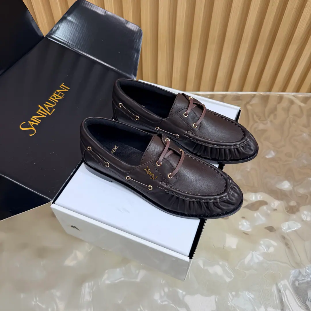 Couples' slippers.📍 Top Version🖤Saint Lauren*Saint Roland.2026 YSLSmalllogo A couple of wrinkled LeFoo shoes. Women Men It's a little symbolic.logoIt's the soul of these shoes. And he's got a low profile and a fine attitude on his shoe.. It's different from the big sign. It's quiet and it's sharp. Snuff it out with a simple line.YSLA unique fashion.DNA Unwittingly revealing the deep inside of the brand. The classic almond-shaped design of the shoehead. Smart-mixed feet. Pull the foot line up visually. ♪ And show grace and grace ♪. Every date a couple went to. Every trip. It's all because of the saloons. To be a low profile, deep-minded tribute.. The fabric is a cow skin. The insides are all sheep's skin. Italian imports are so thick. size: 35–42（34, 41, 42, 43Custom） Men: 38–47（38, 46, 47Custom without re-offer）