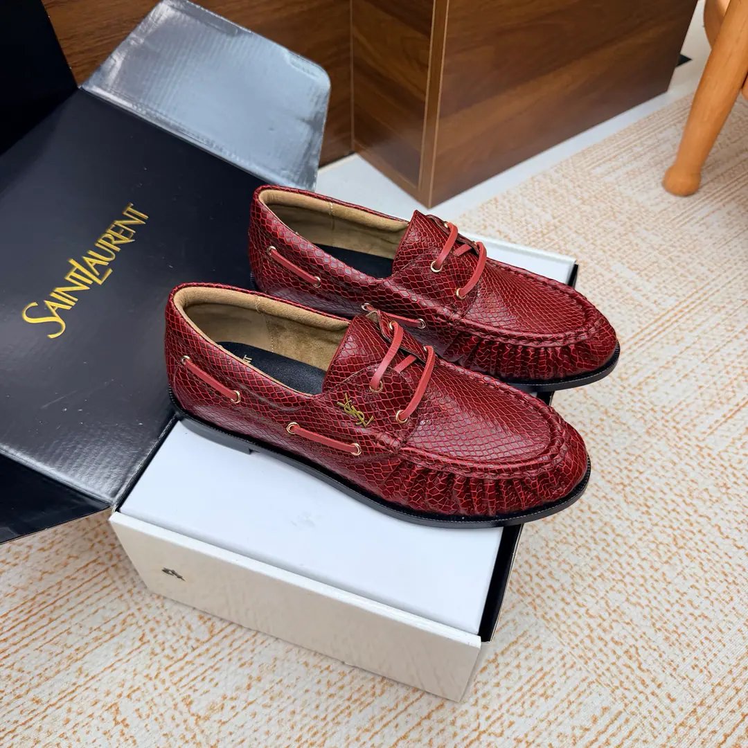 Couples' slippers.📍 Top Version🖤Saint Lauren*Saint Roland.2026 YSLSmalllogo A couple of wrinkled LeFoo shoes. Women Men It's a little symbolic.logoIt's the soul of these shoes. And he's got a low profile and a fine attitude on his shoe.. It's different from the big sign. It's quiet and it's sharp. Snuff it out with a simple line.YSLA unique fashion.DNA Unwittingly revealing the deep inside of the brand. The classic almond-shaped design of the shoehead. Smart-mixed feet. Pull the foot line up visually. ♪ And show grace and grace ♪. Every date a couple went to. Every trip. It's all because of the saloons. To be a low profile, deep-minded tribute.. The pasta uses a snake-strawed cow. The insides are all sheep's skin. Italian imports are so thick. size: 35–42（34, 41, 42, 43Custom） Men: 38–47（38, 46, 47Custom without re-offer）