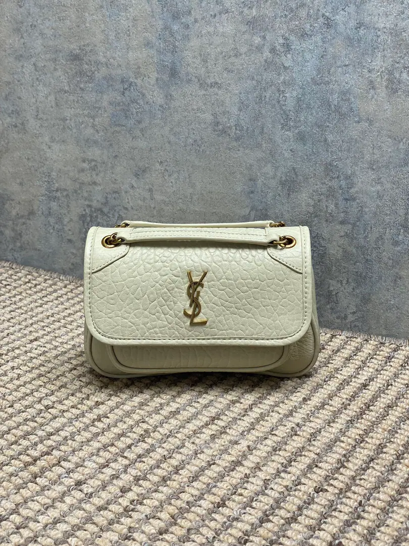 Milky white.YSL New paragraph Mini Elephant tattoos.niki, It's a little nice. It's a classic.！A brand-new silver chain. Skin hands are soft., A main internal partition., A flat bag., A zipper bag guy carries it pretty good too.. Dimensions: 18x12.5x5cm Encoding: 828736