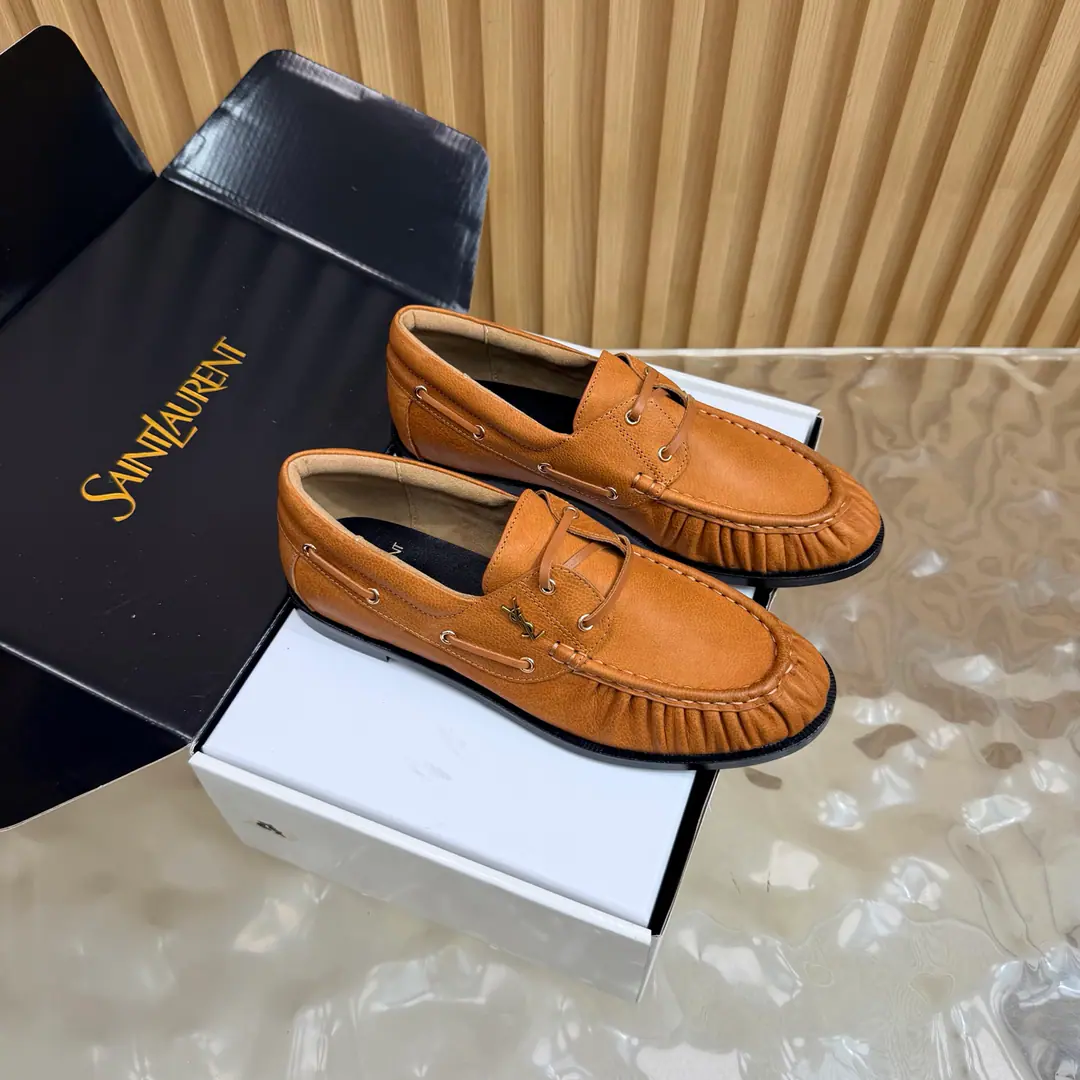 Couples' slippers.📍 Top Version🖤Saint Lauren*Saint Roland.2026 YSLSmalllogo A couple of wrinkled LeFoo shoes. Women Men It's a little symbolic.logoIt's the soul of these shoes. And he's got a low profile and a fine attitude on his shoe.. It's different from the big sign. It's quiet and it's sharp. Snuff it out with a simple line.YSLA unique fashion.DNA Unwittingly revealing the deep inside of the brand. The classic almond-shaped design of the shoehead. Smart-mixed feet. Pull the foot line up visually. ♪ And show grace and grace ♪. Every date a couple went to. Every trip. It's all because of the saloons. To be a low profile, deep-minded tribute.. The fabric is a cow skin. The insides are all sheep's skin. Italian imports are so thick. size: 35–42（34, 41, 42, 43Custom） Men: 38–47（38, 46, 47Custom without re-offer）