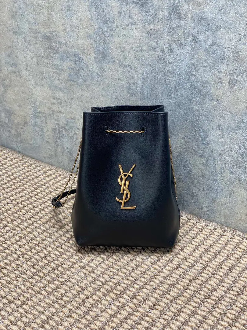 Saint Roland.CassandreChain bucket bag., Lamb skin.+GoldYSLLogo, Jane is so smart.✨. Pumper-bumper type, Metal chain shoulder belt, Handheld, Single shoulder., Slash all over.OK, I'm a regular commuter or a street trip.！Medium Size, It's practical and fashionable., It's a classic St. Roland., It's not a mistake.～ Dimensions: 20x24x3cm Model: 801070