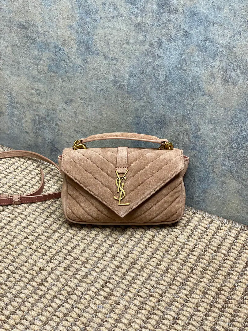 YSL New paragraph Mini postman., Very sweet., The anti-velvet skin is super good., A 100-packed combination of the Gods., It's got a portable and unmutilable chain on it.. Dimensions: 20x13x3cm, Encoding779430