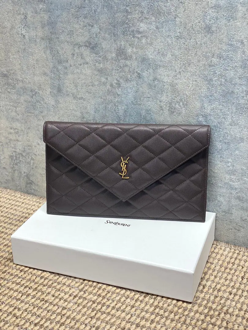 YSLThe diamond handler has the envelope., Use caviar stripes., It's delicate and sophisticated.✨. Colour+MetalLogo, It's a very good recognition., Envelope Designs Simple Atmosphere, Daily commute, You can easily ride on a date.. It's practical and fashionable., Yes.YSLClassic series, It's a big deal., It's easy to get a better sense of compatibility.💼. Dimensions: 27x16x2cm Encoding: 869533