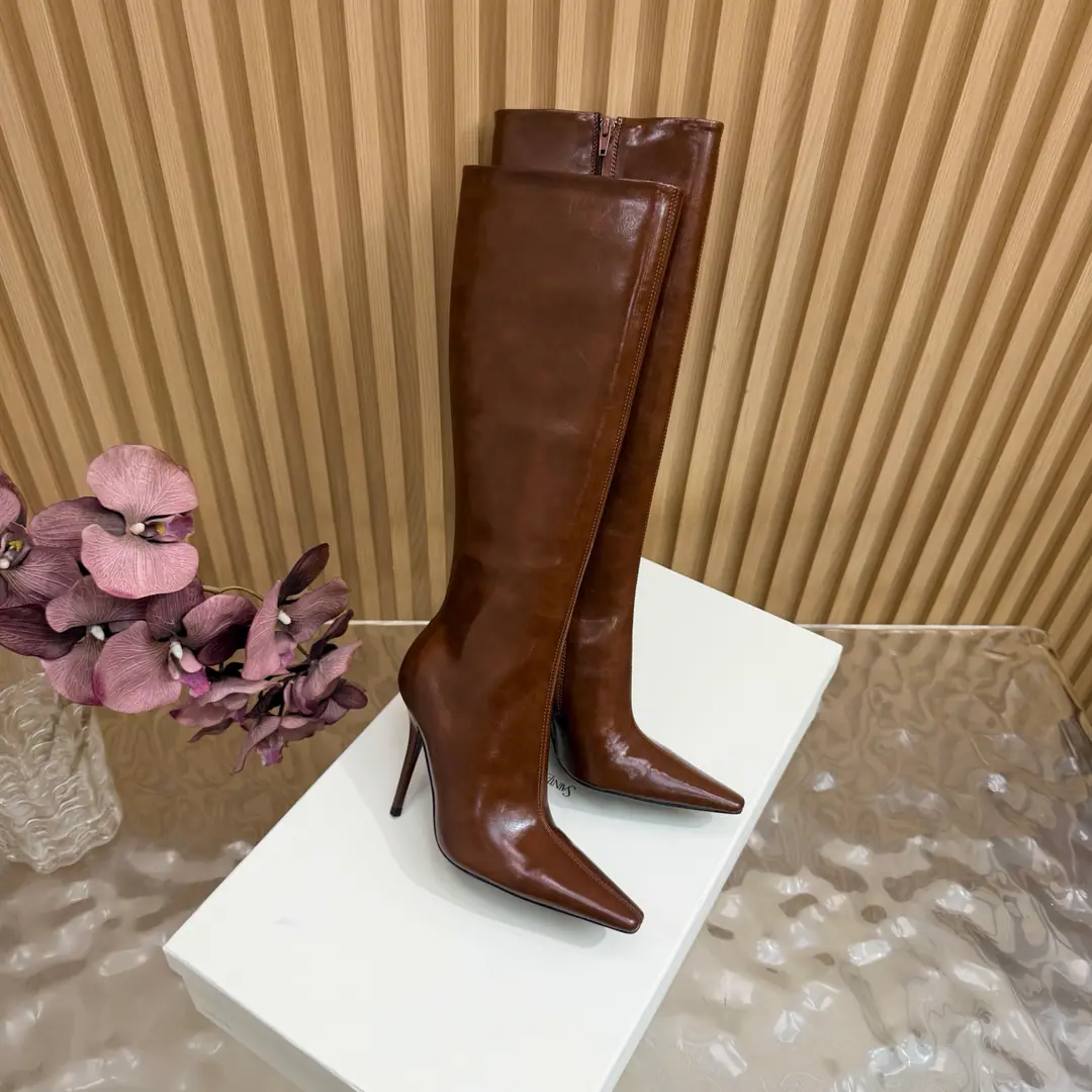 Top Version🖤Saint Laurent fw26 new arrival～ YSLSaint Roland.2026 The new spring and winter zippers are high and the ankle boots are sharp and short And ankle boots., A pair of square-shoes and a little high heels., %1 is internalLE CASSANDRE, Side zipper design. The whole shoe is very simple.～The little one is more sophisticated and fashionable and can see that the side of our boots is radians designed to be human legs.～The upper foot is so beautiful and so unchallenged.～Long legs.～It's a match for every occasion.～Autumn and winter wear the necessary supplies.！ Shoe.: Cow skin./Bullskins. Inside, put your feet on the inside.: Lamb skin. Shoes under the sole.: Italy is a big-ass country. He's tall.: 10.5cm Codes: 35-39（40.41.42I'll make sure I don't change it.
