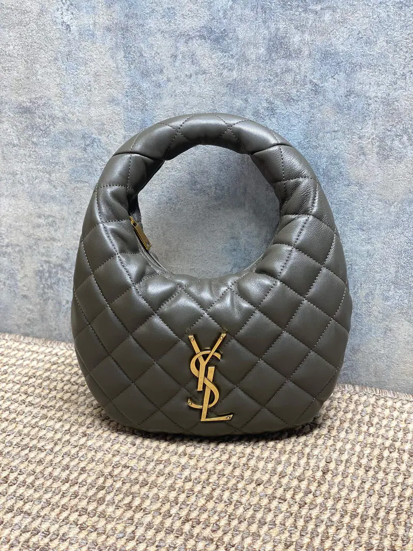 P Musk green. YSL ICARINOSmall pocket., Use napa skin., It's so soft., Classic diamond-gring. Sew.+GoldYSLMark, Low profile and luxury.. Moontooth Design, HandheldorThe armpits are all fashionable., Daily commute, I can ride easy.. It's safer to zip., Internal space is reasonable., It's practical and beautiful., It's St. Roland. CAREA hot one for the series., The French grace is full of sense. Model: 851689 Dimensions: 17x13x3cm