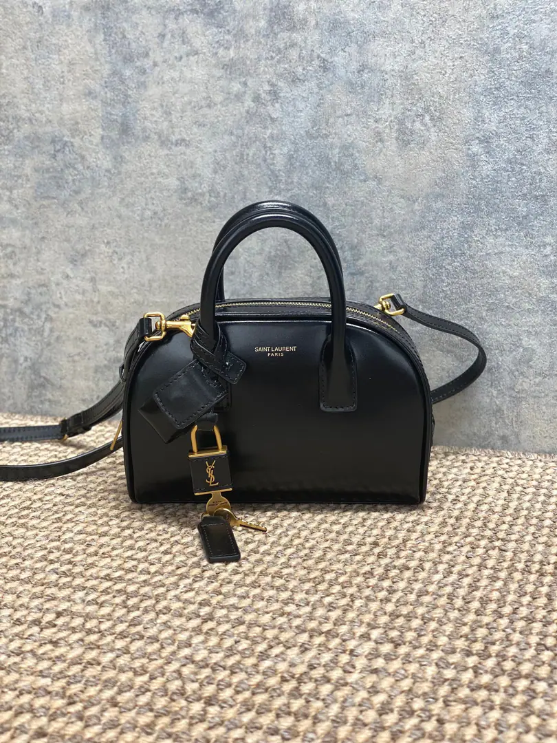 YSLbowling bag., The leather of the ancient past., ♪ The touch of the light is full of ♪✨. Mini bowling., ♪ Little twilight ♪, Hands., Single shoulder., Slash all over.OK, I've been on a lot of trips.！Gold locks.+YSLMark, Low profile and luxury., The internal space is small but can fit in everyday things., It's practical and fashionable.. The wine is white and white and high., A dress or jeans can make it feel better., It's a light fashion. It's a single thing.！ Model: 866781F68 Dimensions: 19x7x13cm