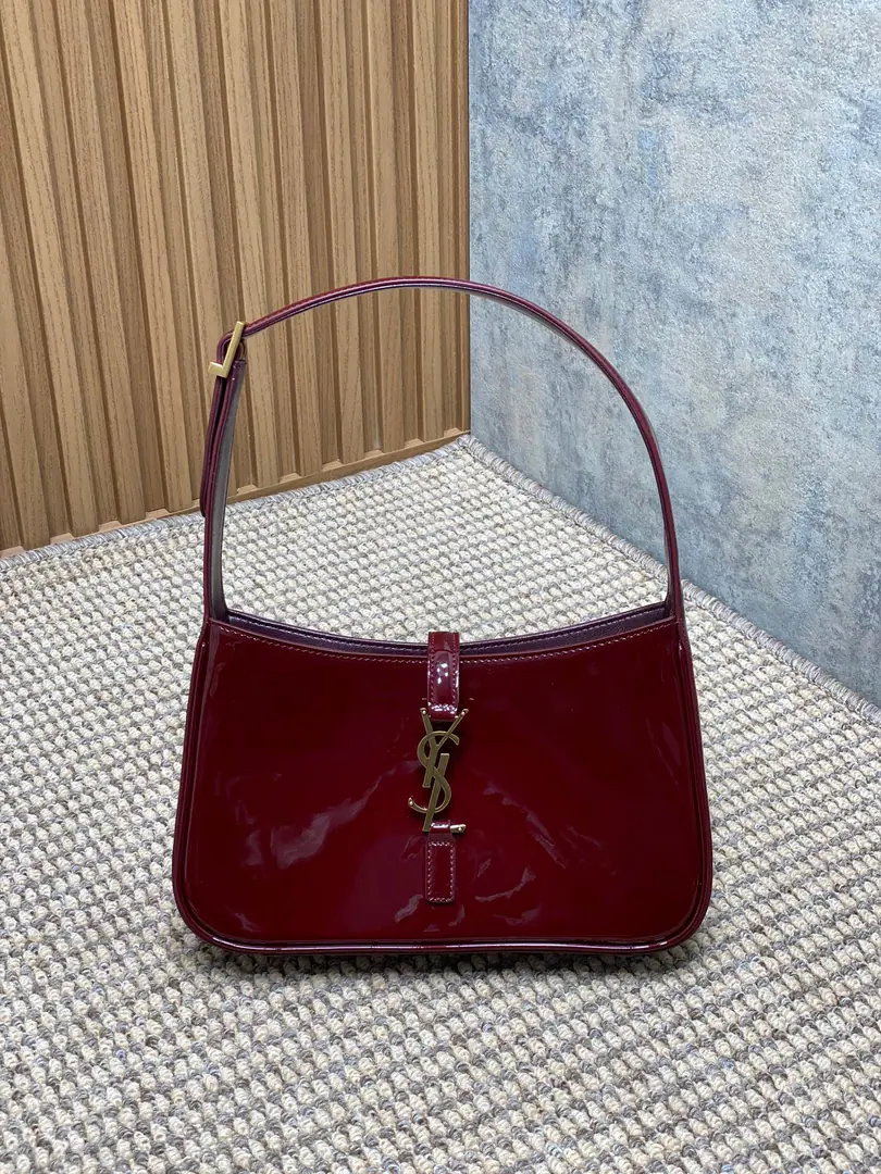 Spring and summer show. YSLThe new coat of paint under the armpit is wrapped in a very simple shape pluslogo Simple U.S.A. High-level opening is a way to set the buttons half open. Encoding657228 Dimensions23x16x6.5cm