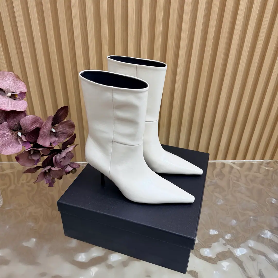 Top Version🖤Saint Laurent fw26 new arrival～ YSLSaint Roland.2026 The new spring and winter zippers are high and the ankle boots are sharp and short And ankle boots., A pair of square-shoes and a little high heels., %1 is internalLE CASSANDRE, Side zipper design. The whole shoe is very simple.～The little one is more sophisticated and fashionable and can see that the side of our boots is radians designed to be human legs.～The upper foot is so beautiful and so unchallenged.～Long legs.～It's a match for every occasion.～Autumn and winter wear the necessary supplies.！ Shoe.: Cow skin./Bullskins. Inside, put your feet on the inside.: Lamb skin. Shoes under the sole.: Italy is a big-ass country. He's tall.: 8cm Codes: 35-39（40.41.42I'll make sure I don't change it.）