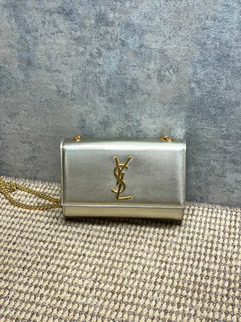 YSL KATEA series of bracelets., Use the skin of the cow., The light is full., Match metal chains andYSLMark, It's a long time ago and a priceless one.✨. Medium Size, Medium Capacity, I can handle it easily, by commute or dinner.. Champagne is so white in gold., Autumn with sweaters., The jackets are all colorful., The chain shoulder is single or slashed., Reverses are diverse., It's practical and fashionable., Yes.YSLClassic hot money.！ Dimensions: 20x14x5cm Encoding: 377629