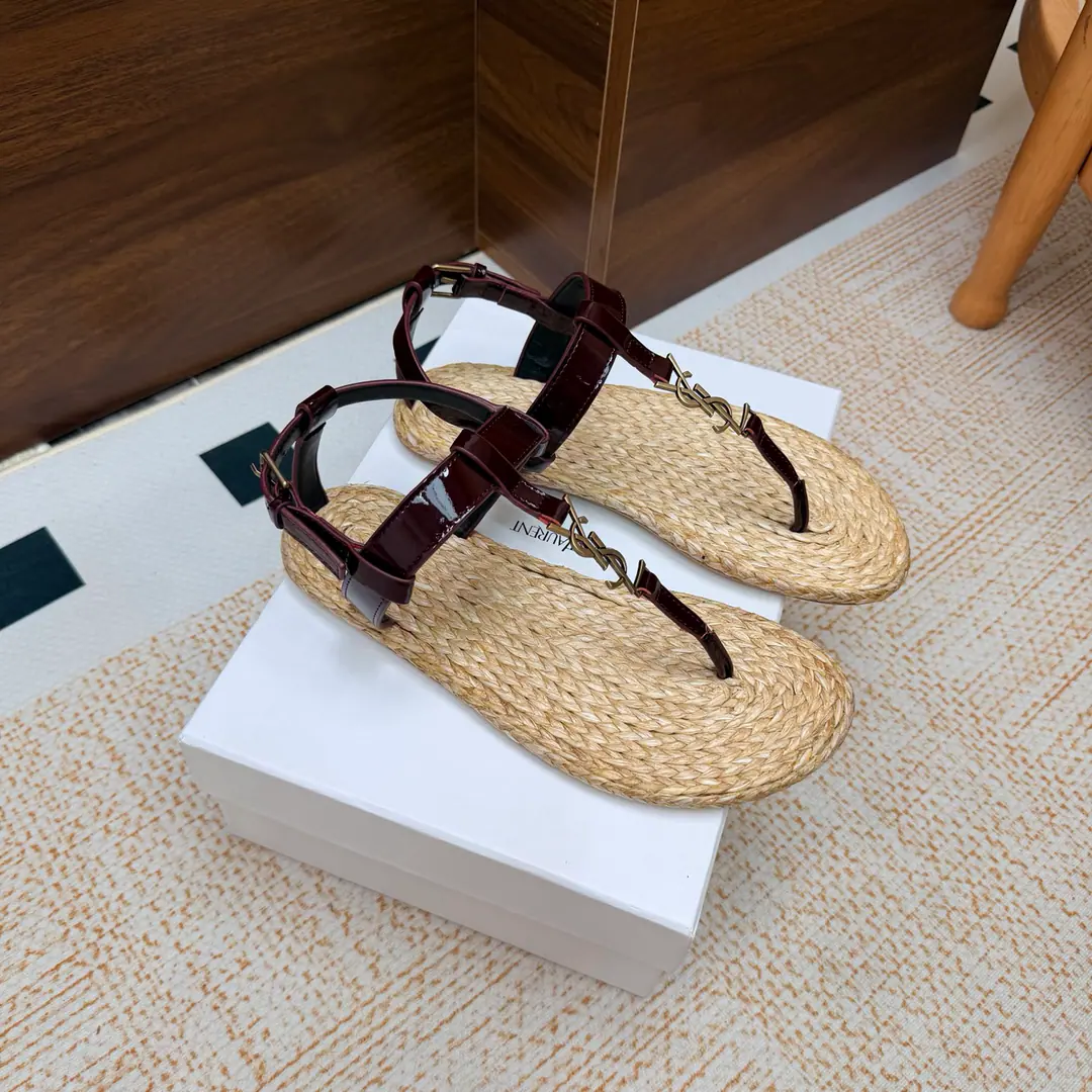 2026Spring and summer. Couple money. YSL 🖤 Saint Laurent / Saint Roland.yslShoes. A super-super-fire sandal. This is a hardware button that we need to model every page of our family.1:1Custom！It's very good., Nice feet., And whether you're wearing jeans or not,, Little suit., The dress., It's a natural match. Shoe.: Bullskins./Painted skin. Uchi.: The bottom of the straw. Shoes under the sole.: That's a big one. He's tall.: Floor Size: 35—44（41-44Custom without re-offer）