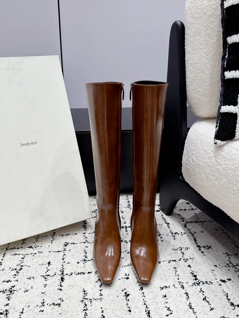 SAINT LAURENT Saint Roland. 26/ The new early autumn. Pointy and letter heights and boots. YSLSt. Roland's sign letters and boots.👢It's so cool. It's sexy.✨- The bright side. - The leather side., Pointy Heading Line, High recognition, MarkerYSLLetters and Alien, ♪ And snort and snort ♪, Side zipper design, The boots are very tweezers-style., The coat., A leather coat., You can dress up like a man., A proper house of ladies. ✔️Fabulous.: Bullskins. ✔️Uchi.: Bullskins. ✔️Otsumi!: That's a big one. ✔️He's tall.: 8.5cm ✔️Size: 35-42（40 41 42Do it.）