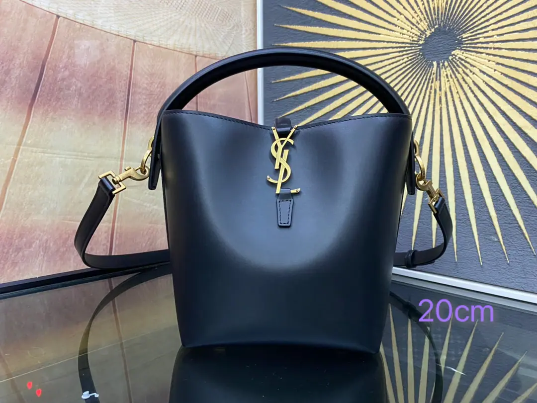 🆕New paragraphLE 5À7The series's little bucket bag., Black-looking bucket bag with a handheld._New package type, Use Italian calf skin, It's a simple, simple, simple, simple, simple, simple, simple, simple, simple, simple, simple, simple, simple, simple, simple, simple, simple, simple, simple, simple, simple, simple, simple, simple, simple, simple, simple, simple, simple, simple, simple, simple, simple, simple, simple, simple, simple, simple, simple, simple, simple, simple, simple., Stereo, It doesn't look too tough., Four metal nails on the bottom., Combining classic marker metalslogo_Other Organiser, The whole is a classic graceful thing., And a modern, modern, unique quality.！ Model: 749036 Dimensions: 20x17x13cm