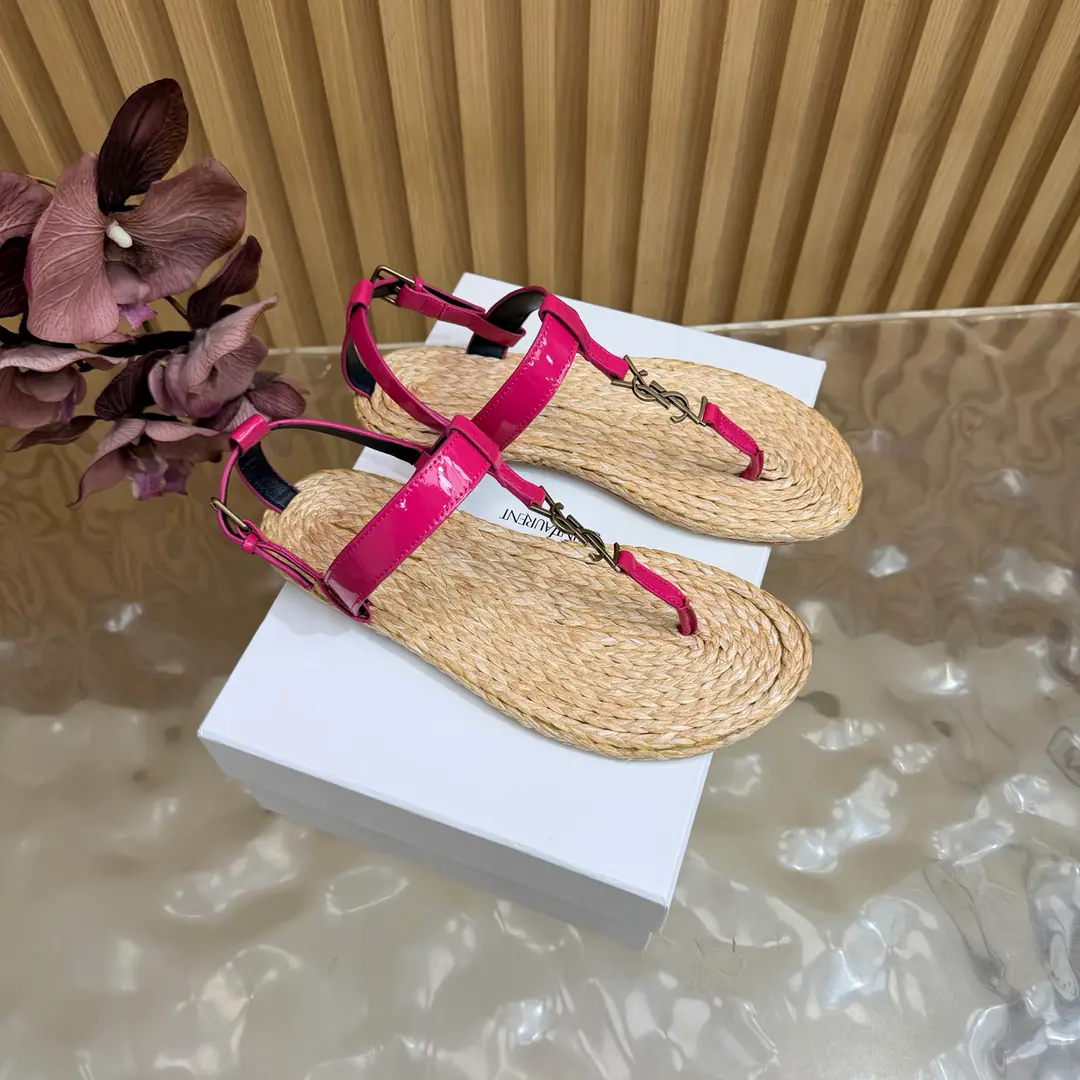 2026Spring and summer. Couple money. YSL 🖤 Saint Laurent / Saint Roland.yslShoes. A super-super-fire sandal. This is a hardware button that we need to model every page of our family.1:1Custom！It's very good., Nice feet., And whether you're wearing jeans or not,, Little suit., The dress., It's a natural match. Shoe.: Bullskins./Painted skin. Uchi.: The bottom of the straw. Shoes under the sole.: That's a big one. He's tall.: Floor Size: 35—44（41-44Custom without re-offer）