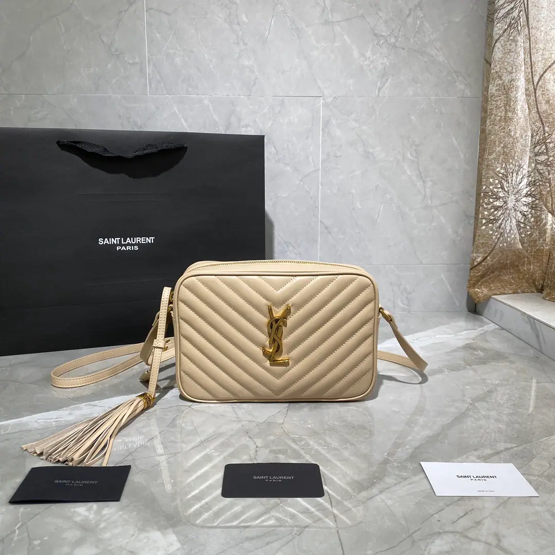 【NEW】New Colour LOUTop imported cattle camera bag, Hong Kong buys a primer., Make it exactly the same.！Very fine.！A modifiable shoulder belt with a fashion-stylish hanger.！100% calf skin., In the linoleum.！There's a plug in the bag.！Very useful atmosphere.！ Model: 520534. Dimensions: 23x16x6cm
