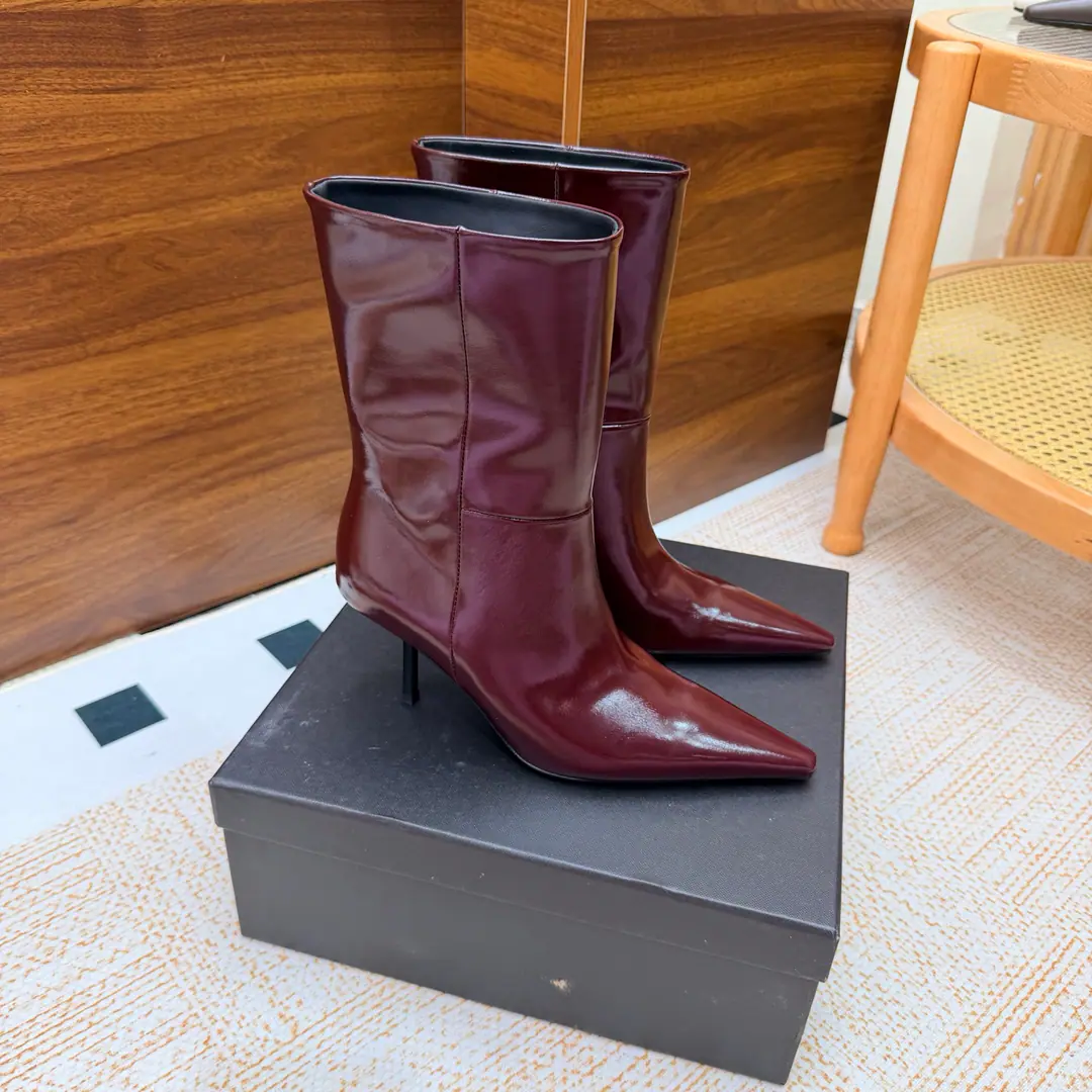 Top Version🖤Saint Laurent fw26 new arrival～ YSLSaint Roland.2026 The new spring and winter zippers are high and the ankle boots are sharp and short And ankle boots., A pair of square-shoes and a little high heels., %1 is internalLE CASSANDRE, Side zipper design. The whole shoe is very simple.～The little one is more sophisticated and fashionable and can see that the side of our boots is radians designed to be human legs.～The upper foot is so beautiful and so unchallenged.～Long legs.～It's a match for every occasion.～Autumn and winter wear the necessary supplies.！ Shoe.: Cow skin./Bullskins. Inside, put your feet on the inside.: Lamb skin. Shoes under the sole.: Italy is a big-ass country. He's tall.: 8cm Codes: 35-39（40.41.42I'll make sure I don't change it.）