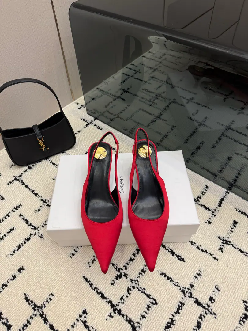Top QualitySaint Laurent / Saint Roland.LeeYSLThe beauty of my sister is San Roland, the human being. RoseThe same heels and sandal slippers are well-modified., Luxury metal chains These years...SLPIt's the high heels that get to understand the embarrassing impression of women who have gone to the market.ysl- A beautiful sandal slipper. Shoe.: Shinseng Shoes under the sole.: That's a big one. He's tall.: 6cm Size: 35-42(40-42Customize or not change)