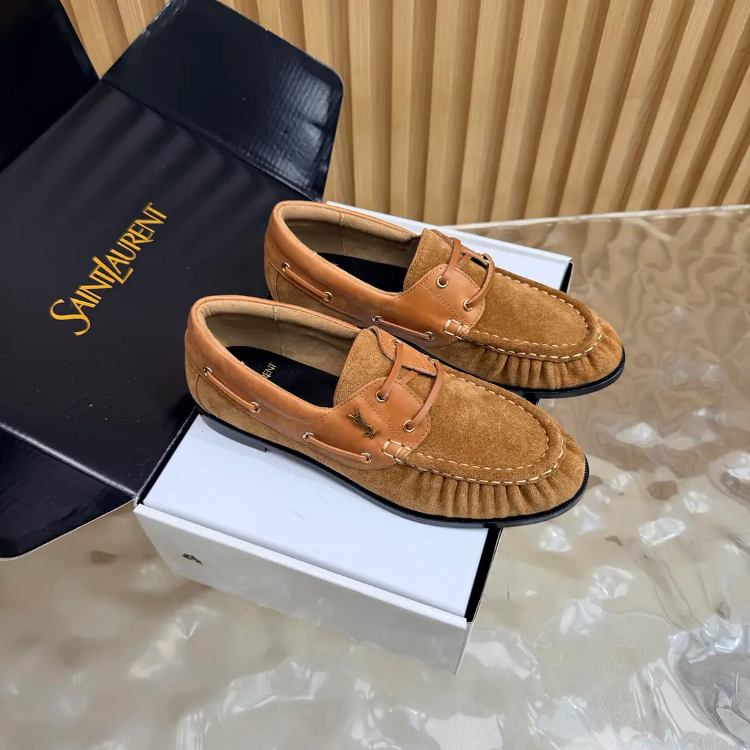 Couples' slippers.📍 Top Version🖤Saint Lauren*Saint Roland.2026 YSLSmalllogo A couple of wrinkled LeFoo shoes. Women Men It's a little symbolic.logoIt's the soul of these shoes. And he's got a low profile and a fine attitude on his shoe.. It's different from the big sign. It's quiet and it's sharp. Snuff it out with a simple line.YSLA unique fashion.DNA Unwittingly revealing the deep inside of the brand. The classic almond-shaped design of the shoehead. Smart-mixed feet. Pull the foot line up visually. ♪ And show grace and grace ♪. Every date a couple went to. Every trip. It's all because of the saloons. To be a low profile, deep-minded tribute.. The pasta is for sheep. The insides are all sheep's skin. Italian imports are so thick. size: 35–42（34, 41, 42, 43Custom） Men: 38–47（38, 46, 47Custom without re-offer）