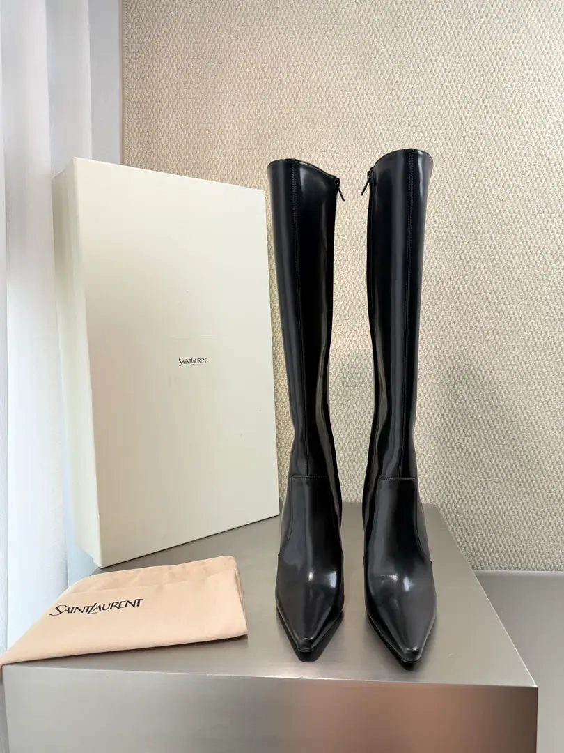 YSL- Knees and boots. Yvette Saint LaurentSaint Roland. logo Fine He's tall.10.5 Elegance Airfield Black Cow skin. The most women-friendly forest in the world. A dead-end shoe. Hold up the air.💪 Comfortable little sheep skin. Material The quality of the air is so high.💯 Importing sheep's skins Footie Comfortable. Italian imports are so thick. Codes: 35 36 37 38 39 40 41 42（40 41 42Sold） Packaging with cabinets