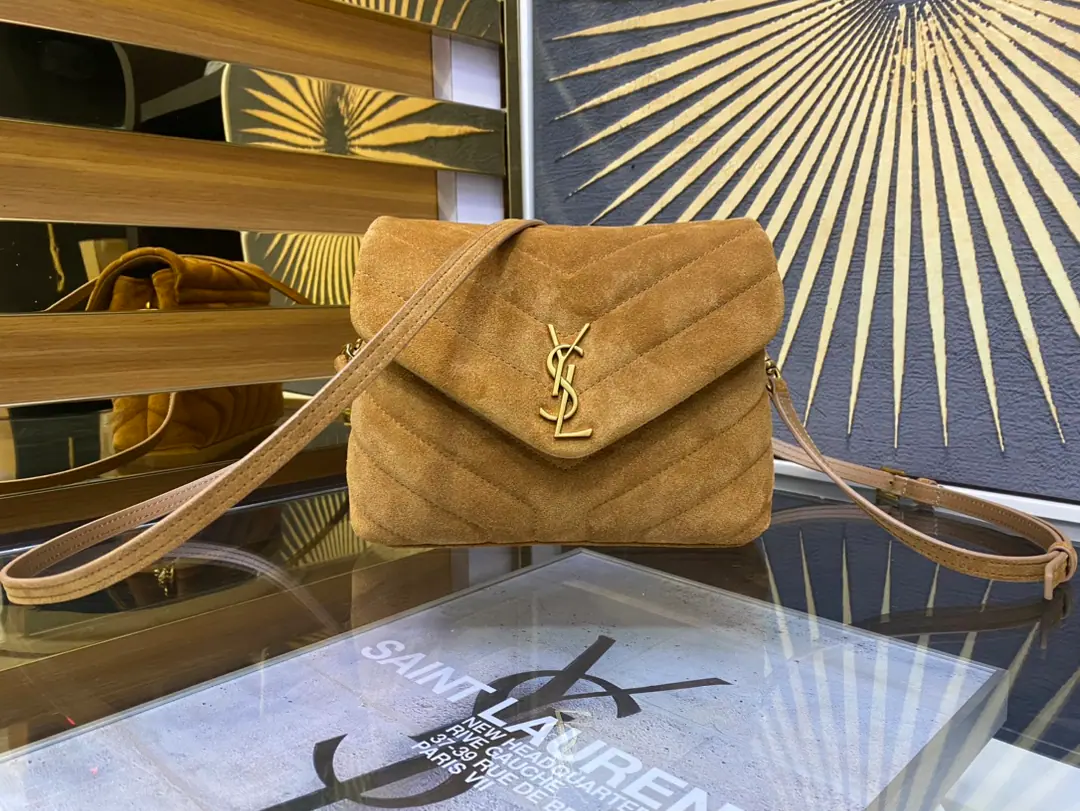 #𝑳𝒐𝒖𝑳𝒐𝒖# LouLouThe sandy little slender is coming in.！The whole bag was made with soft Italian silt., It's a classic.YHome slants, sewn., With a soft and stylish front flip bag., Shoulder-reconciled needle button, It's not big., It's not a lot of content., There's a zipper bag in the bag., Two main partitions., There's a small split between the center and the side that can put cash or paper on it.！Multifunctional！A super-loader.！ Model: 467072Skin grinding. Dimensions: 20X14X7cm