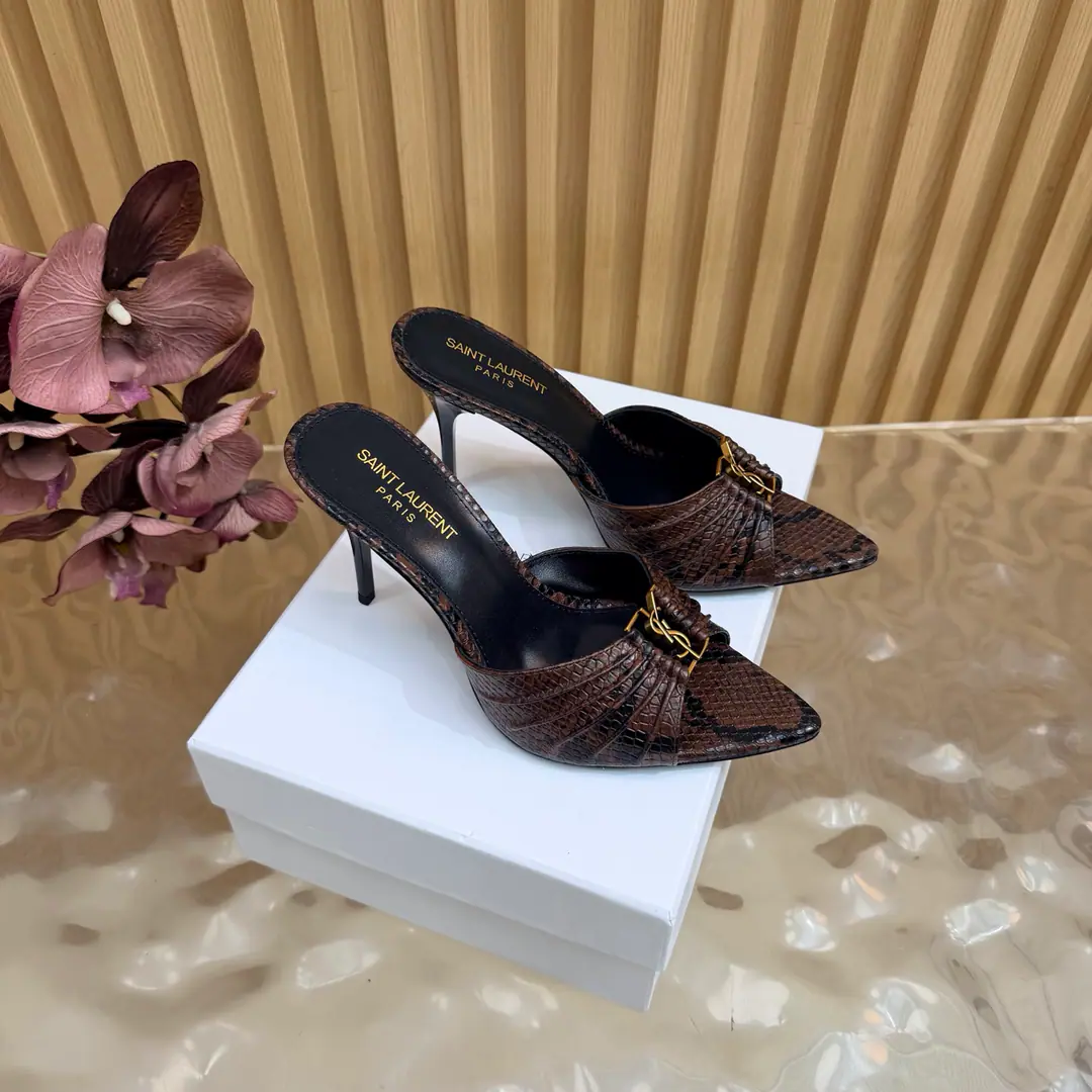 2026Spring and summer. YSL 🖤 Saint Laurent / Saint Roland.yslShoes. A super-super-fire slipper. This is a hardware button that we need to model every page of our family.1:1Custom！It's very good., Nice feet., And whether you're wearing jeans or not,, Little suit., The dress., It's a natural match. Shoe.: Snake-steeled cow skin. Uchi.: Skins of sheep. Shoes under the sole.: That's a big one. He's tall.: 9.5cm Size: 35-43（40, 41, 42, 43Customize or not change)