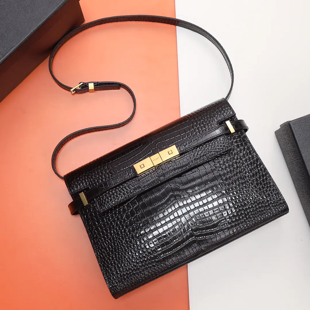 P✅【I'm taking a picture of the background.】👏Special Class List👏🌈 𝑴𝒂𝒏𝒉𝒂𝒕𝒕𝒂𝒏 🌻29cm💫💫Manhattan 2020The latest bag is the manhattan stick., - It's a classic.logo, Instead of a low-profile, simple design style, It's a little like...HKelly from the house., It smells like retro.！Business➕The combination of leisure., All in all, it's a hundred.！You can hold it., It can be single or slashed., A pack of them., Meet the business lady., And I'm happy with the girl's leisure.！The carefully chosen Italian toothpicked cow skin., Perfect line of work., The fine hardware has made the whole bag smell of high-end.！ Model: 579271Dimensions: 29x20.5x7cm