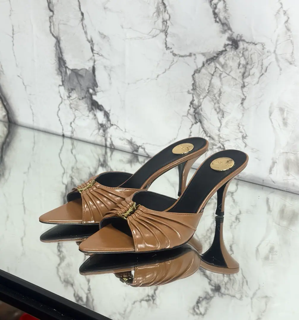 Saint LaurentSt. Roland's.YSLThe classic high-end heel sandals. A super-super-fired piece of hardware buttons for every page of our family is to be modeled.1:1Custom！The size and quality are exactly the same as the original.✔️ Shoe-faced material: Use cow skin./Painted skin. Real sheep in there., ♪ To scurry for soft, soft sheep, Shoes' soles are original.1:1Customizes the skin., It's perfect., And the upper foot is very good., Nice feet., And whether you're wearing jeans or not,, Little suit., The dress., It's a natural match., Full package for the originals He's tall.: It's flat./Floor1cmFlat/6cm/9cm Italy is a big-ass country. Size: 35-41（40, 41, 42Custom）