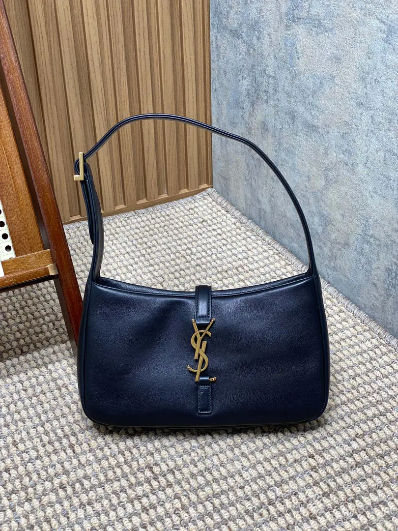 P YSL Put the armpit in your bag., Only a good-looking payment that's gonna bring back two kinds of leather., Skins with soft sheep. Very noble quality., The top is so strong., Encoding: 763419#657228 Dimensions: 23x16x6.5cm